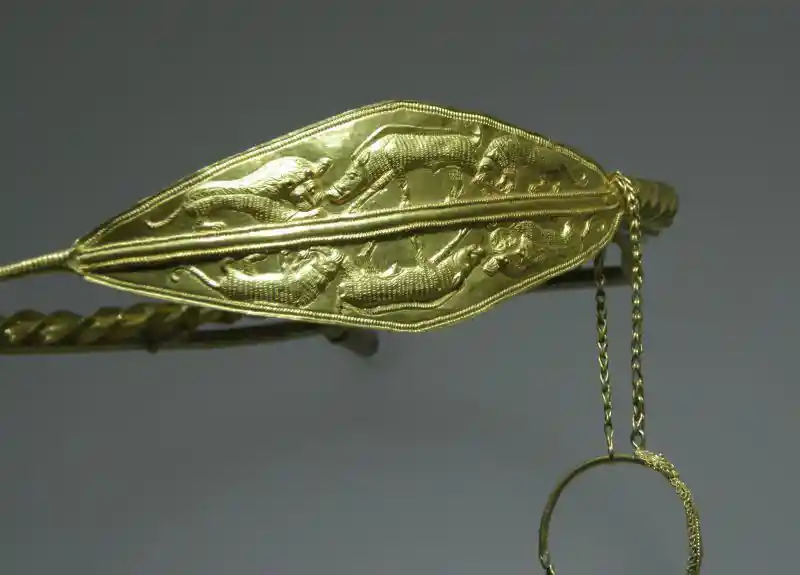 Gold diadem with scene of fighting animals